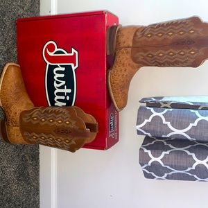 AQHA Justin Boots Size 8.5